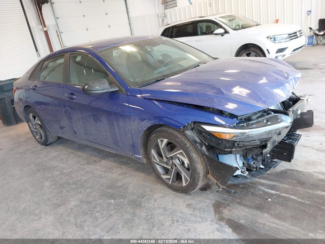 Salvage Hyundai ELANTRA Image
