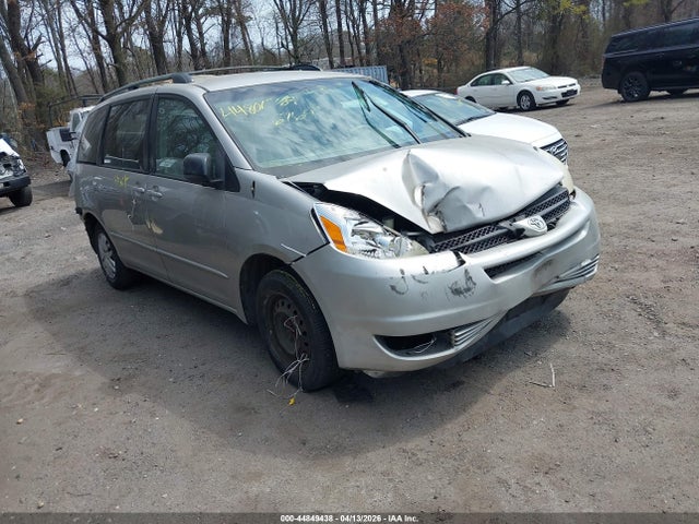 Salvage Toyota Sienna Image