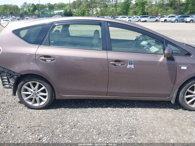 Toyota Prius v Five