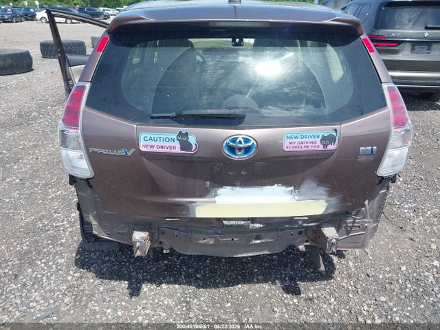Toyota Prius v Five