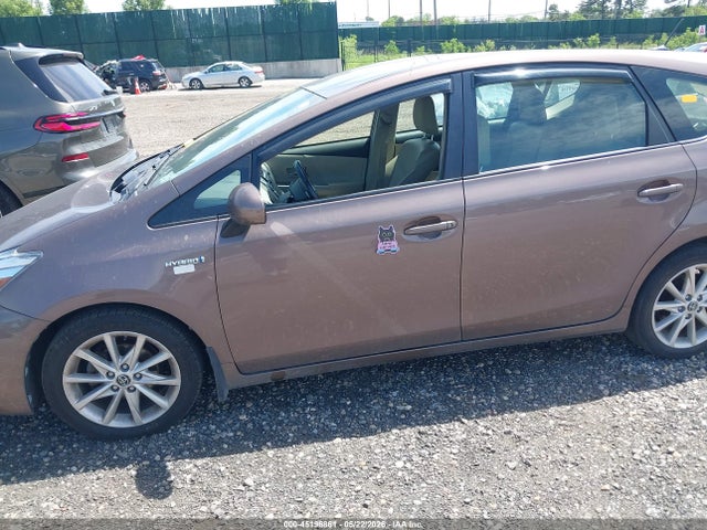 Toyota Prius v Five