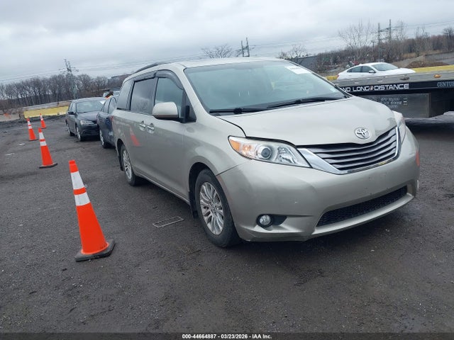 Salvage Toyota Sienna Image