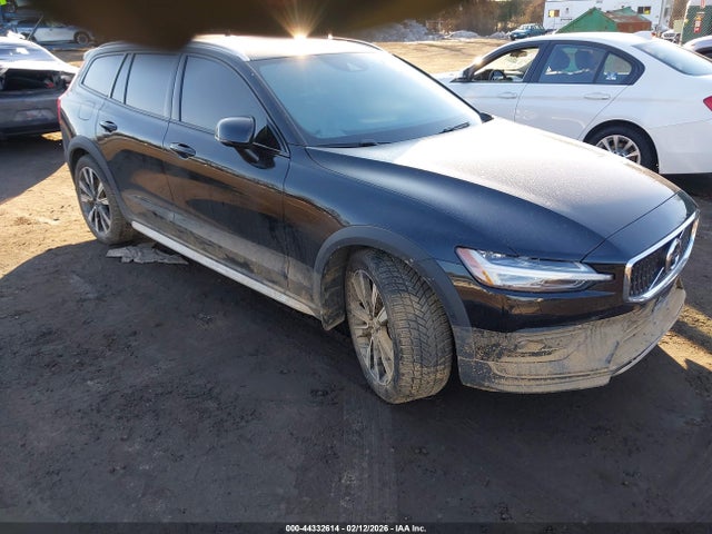 Salvage Volvo V60 Cross Country Image
