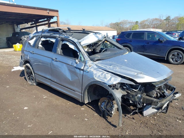 Salvage Volkswagen Tiguan Image