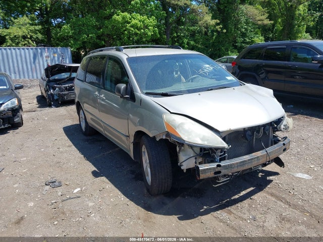 Salvage Toyota Sienna Image