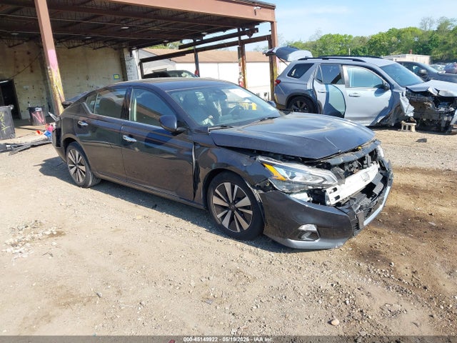 Salvage Nissan Altima Image