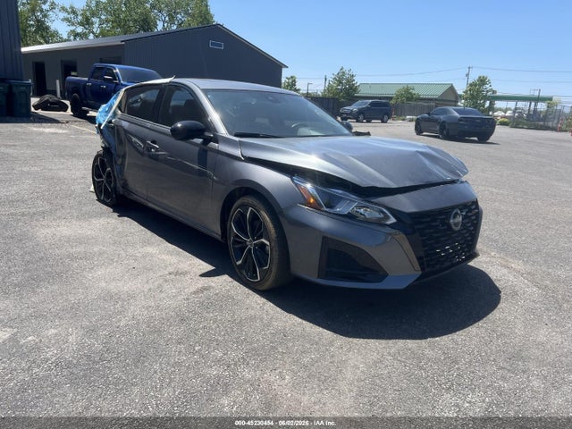 Salvage Nissan Altima Image