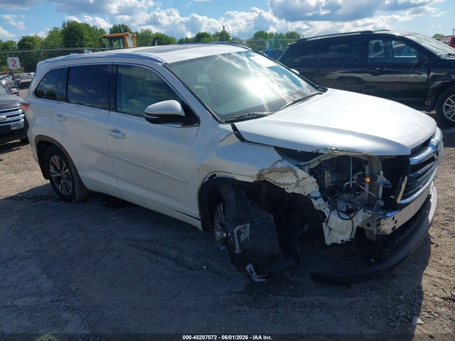 Salvage Toyota Highlander Image