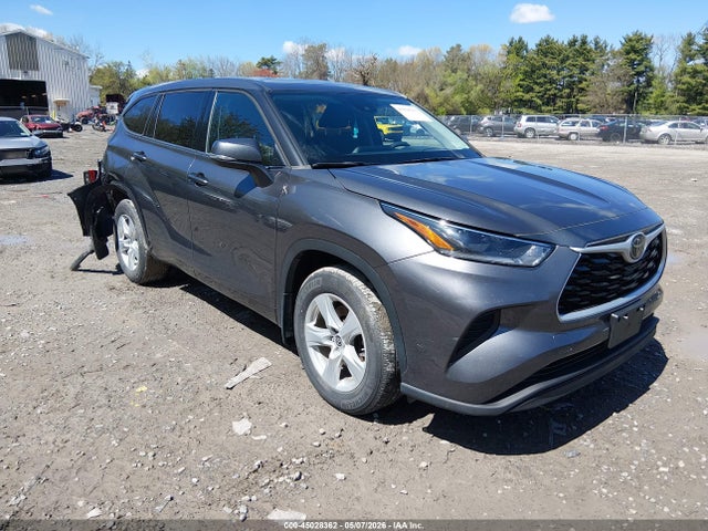 Salvage Toyota Highlander Image