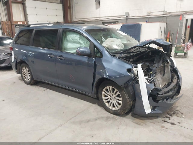 Salvage Toyota Sienna Image