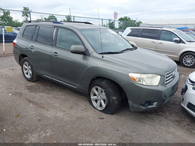Salvage Toyota Highlander Image