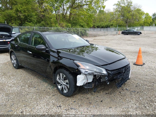 Salvage Nissan Altima Image
