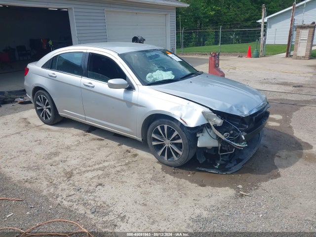 Salvage Chrysler 200 Image
