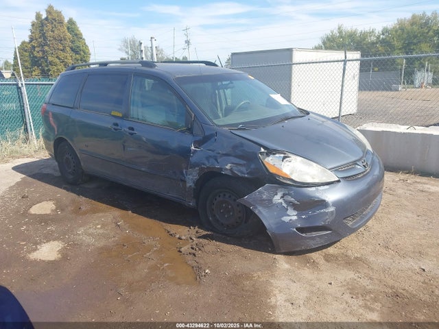 Salvage Toyota Sienna Image