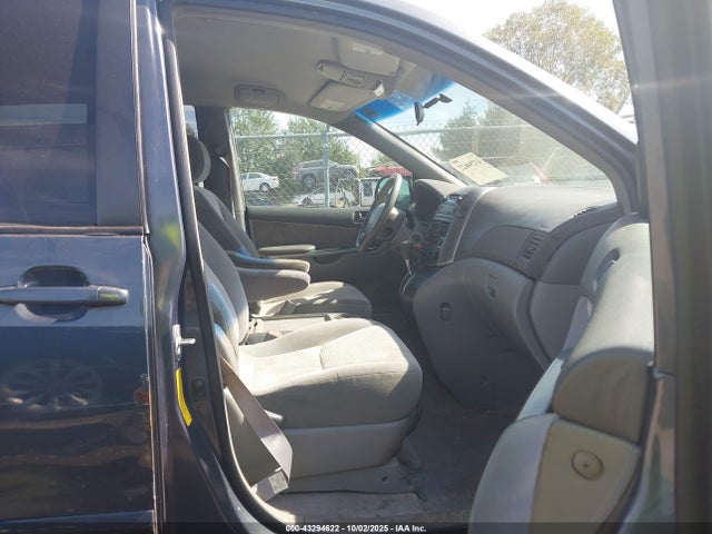 Toyota Sienna Le