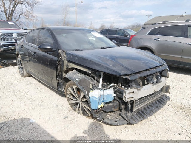 Salvage Nissan Altima Image