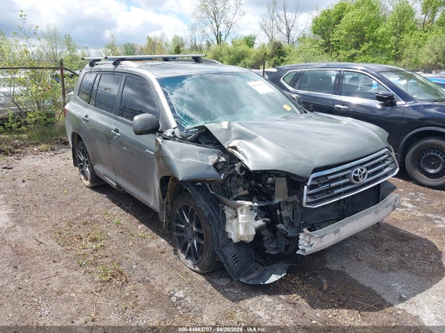 Salvage Toyota Highlander Image