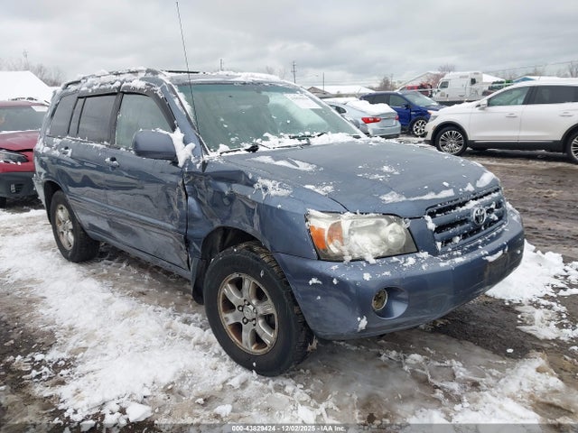Salvage Toyota Highlander Image