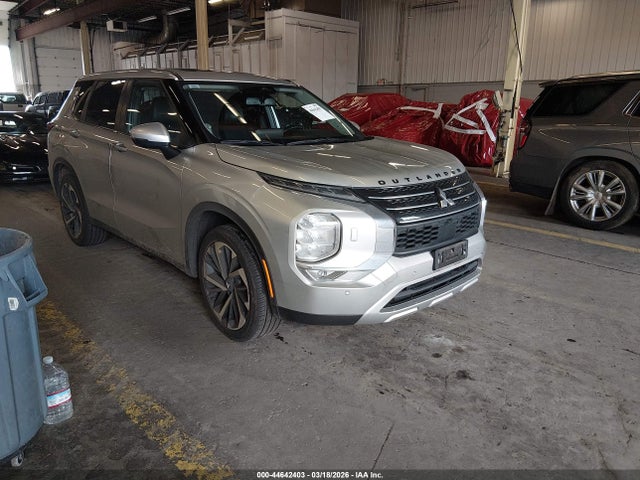 Salvage Mitsubishi Outlander Image