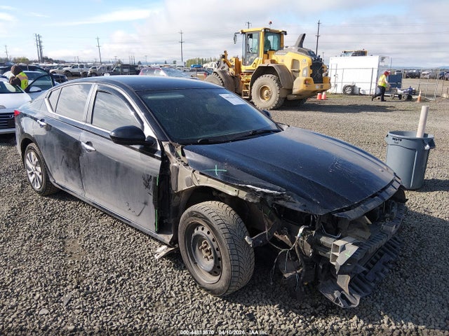 Salvage Nissan Altima Image