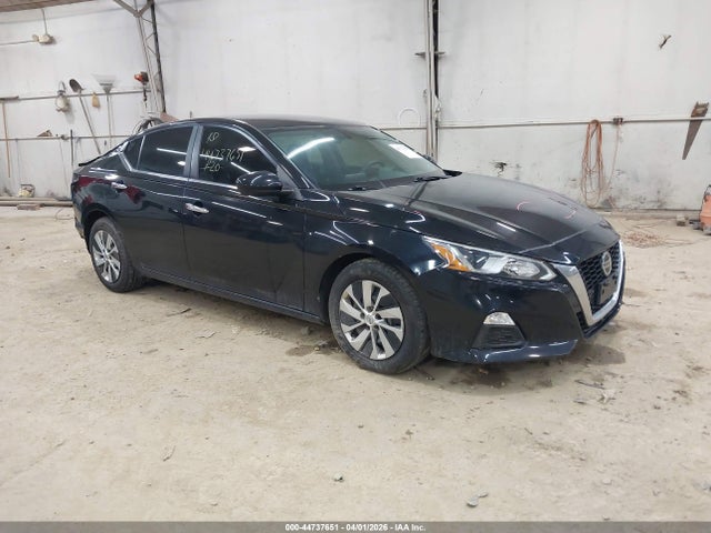 Salvage Nissan Altima Image