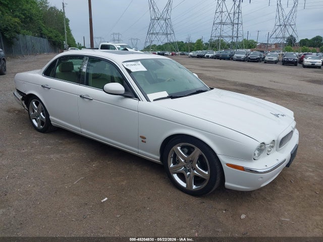Salvage Jaguar XJ Image