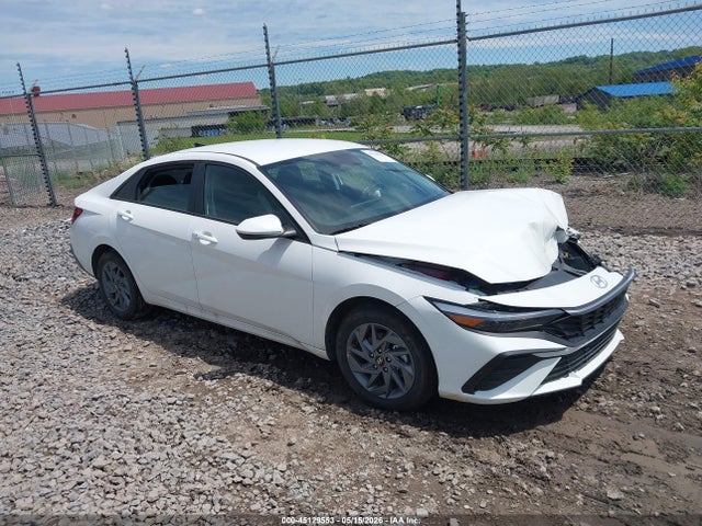 Salvage Hyundai ELANTRA Image