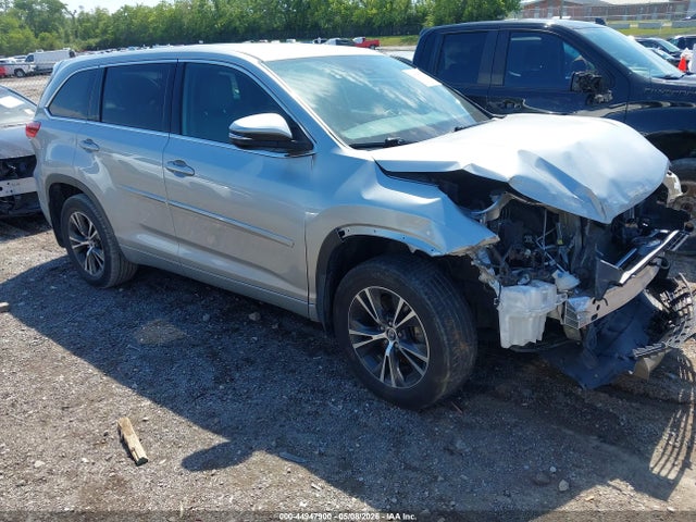 Salvage Toyota Highlander Image