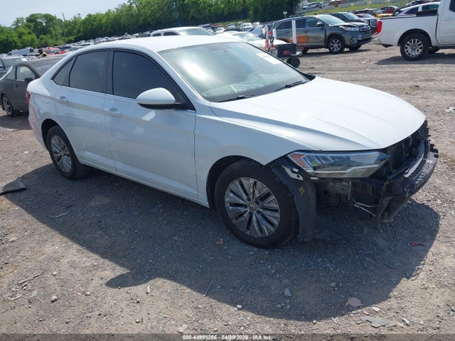 Salvage Volkswagen Jetta Image