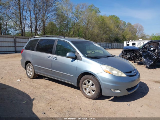 Salvage Toyota Sienna Image
