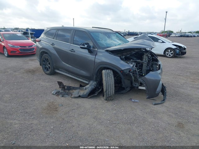 Salvage Toyota Highlander Image