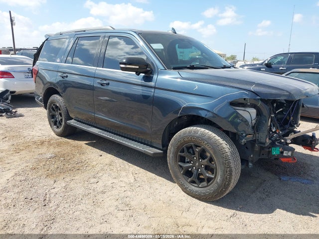 Salvage Ford Expedition Image