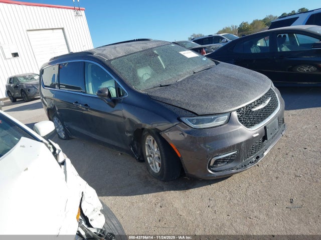 Salvage Chrysler Pacifica Image