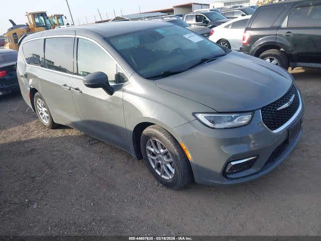 Salvage Chrysler Pacifica Image