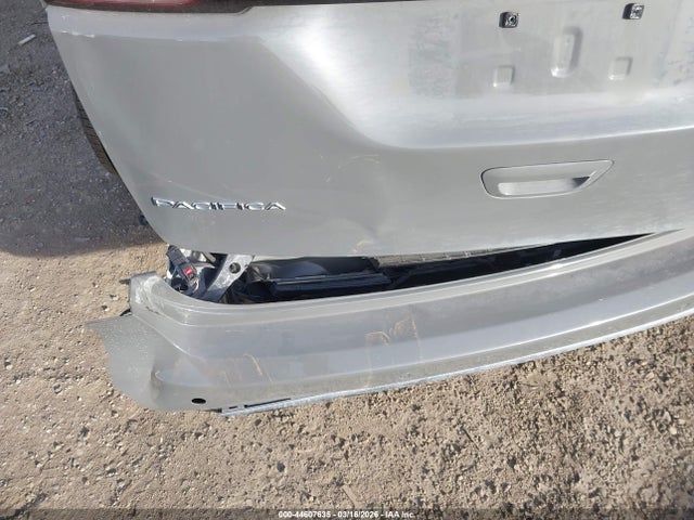 Chrysler Pacifica Touring L