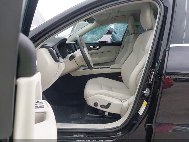 Volvo XC60 B5 Plus Bright Theme