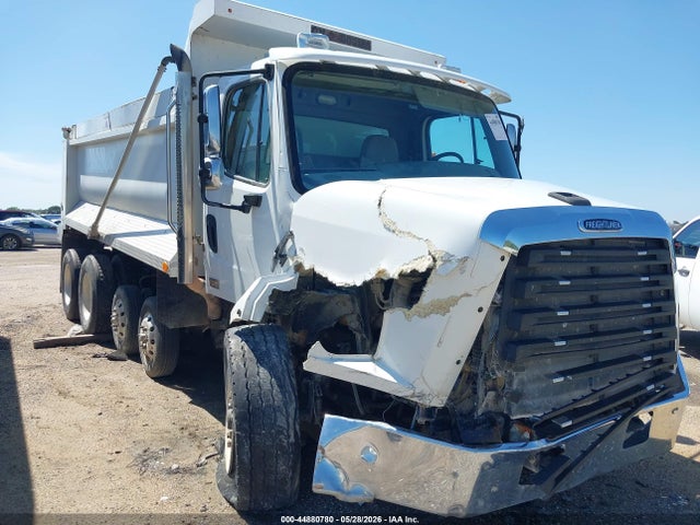 Salvage Freightliner 108sd Image