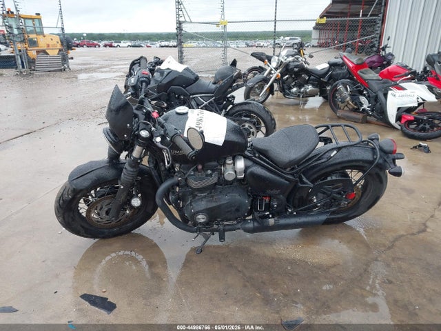 Triumph Bonneville Bobber Black