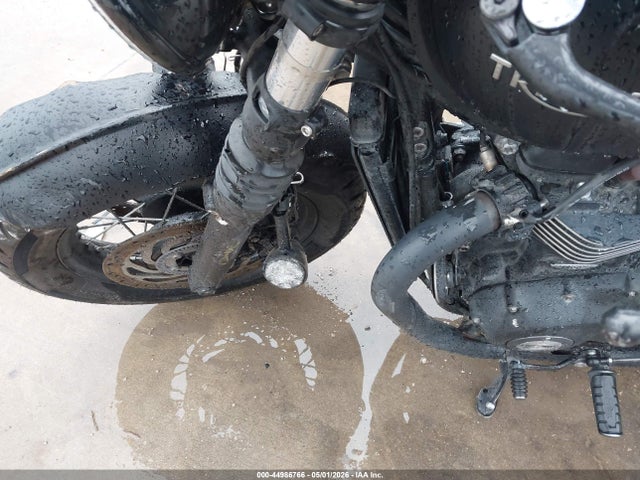 Triumph Bonneville Bobber Black