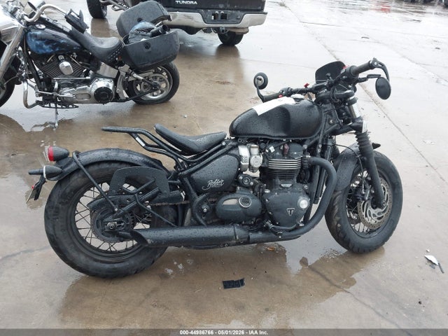 Triumph Bonneville Bobber Black