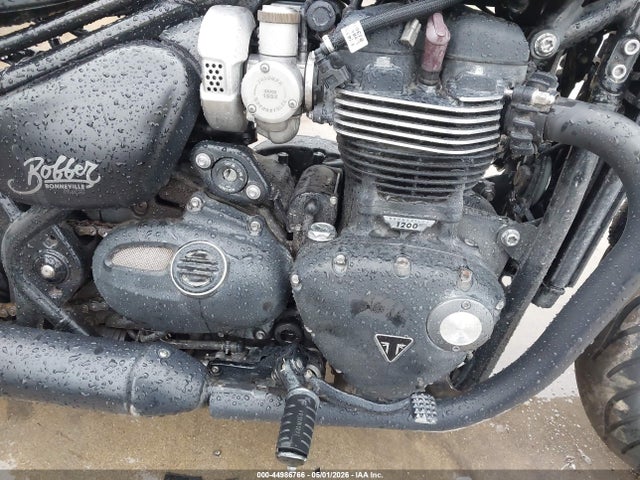 Triumph Bonneville Bobber Black