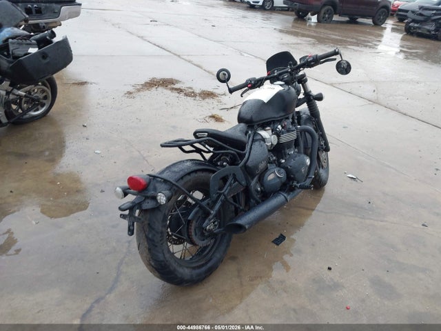 Triumph Bonneville Bobber Black