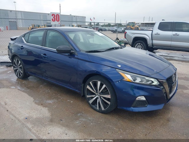 Salvage Nissan Altima Image