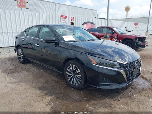 Salvage Nissan Altima Image