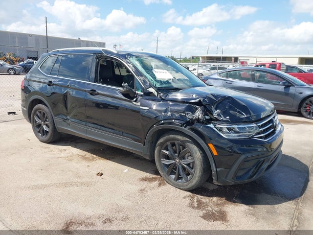 Salvage Volkswagen Tiguan Image