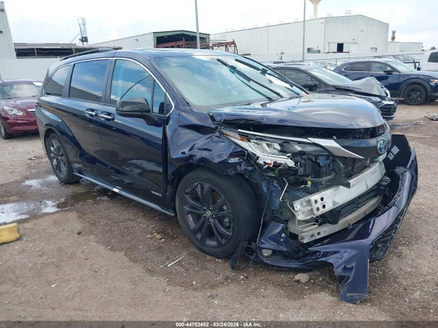 Salvage Toyota Sienna Image