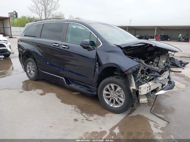 Salvage Toyota Sienna Image