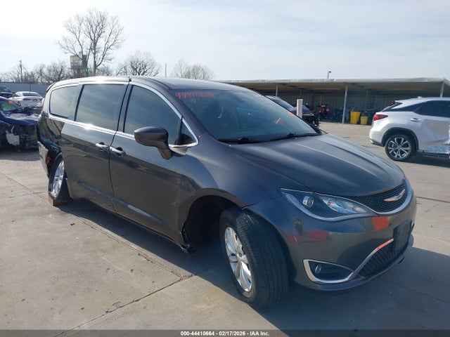Salvage Chrysler Pacifica Image