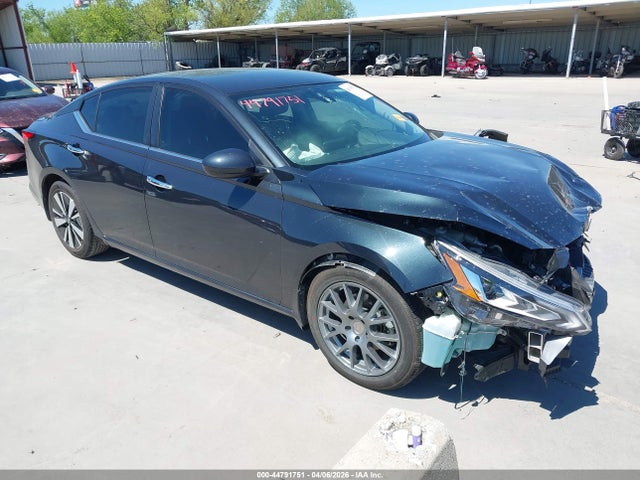 Salvage Nissan Altima Image