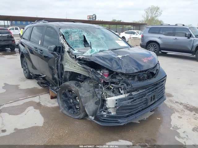 Salvage Toyota Sienna Image